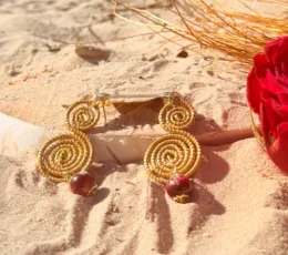 Boucles d'Oreilles "Baies de Lumière" – Or Végétal et Perles Bordeaux