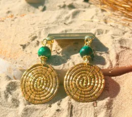 Boucles d'Oreilles "Larmes de Forêt" – Or Végétal et Perles Vertes
