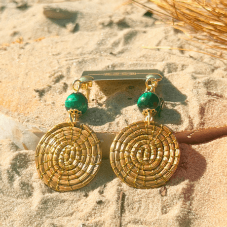Boucles d'Oreilles "Larmes de Forêt" – Or Végétal et Perles Vertes