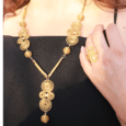 Collier Spirale porté par Or Sauvage