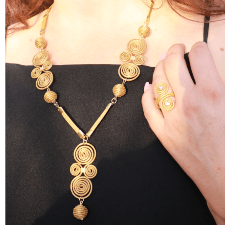 Collier Spirale porté par Or Sauvage