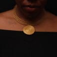 Détail de création artisanale en or végétal tressé Capim Dourado