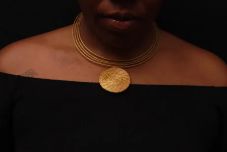 Détail de création artisanale en or végétal tressé Capim Dourado